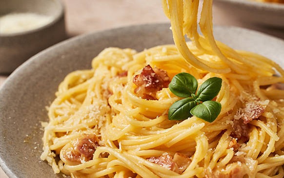 carbonara Pasta carbonara con trozos de panceta y albahaca