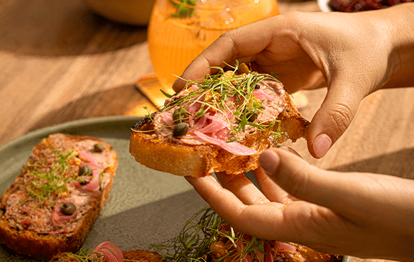 Tostada con paté de hígado de cerdo y cebolla curtida